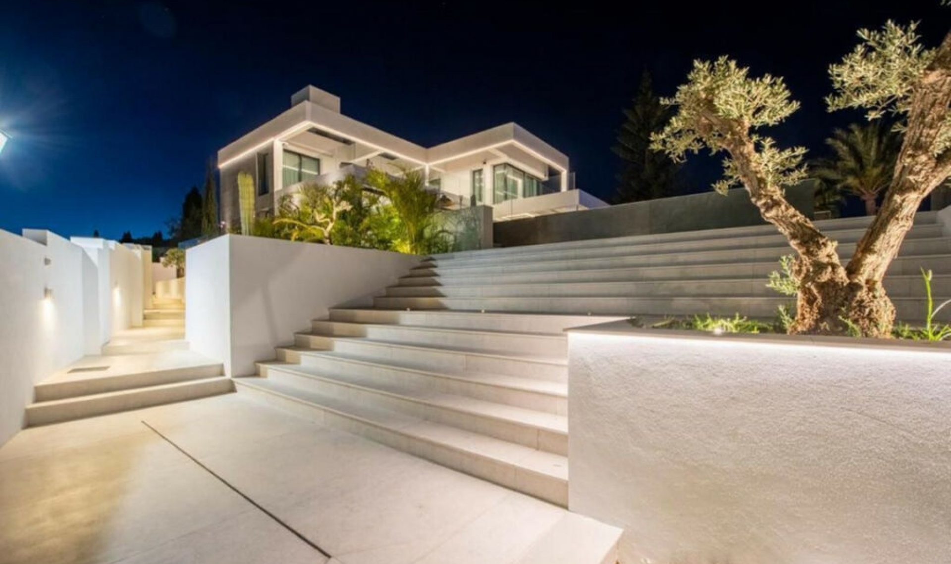 Resale - House -
New Golden Mile