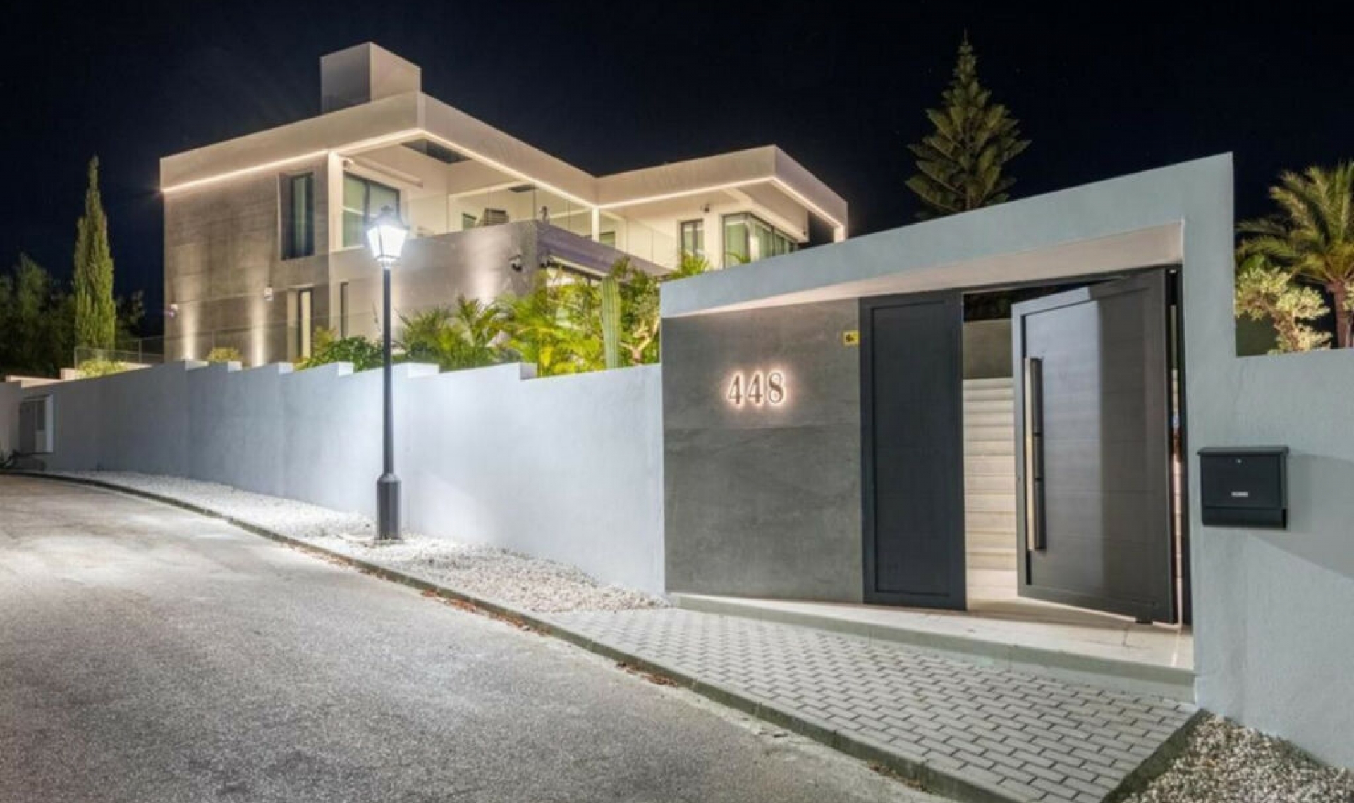 Resale - House -
New Golden Mile