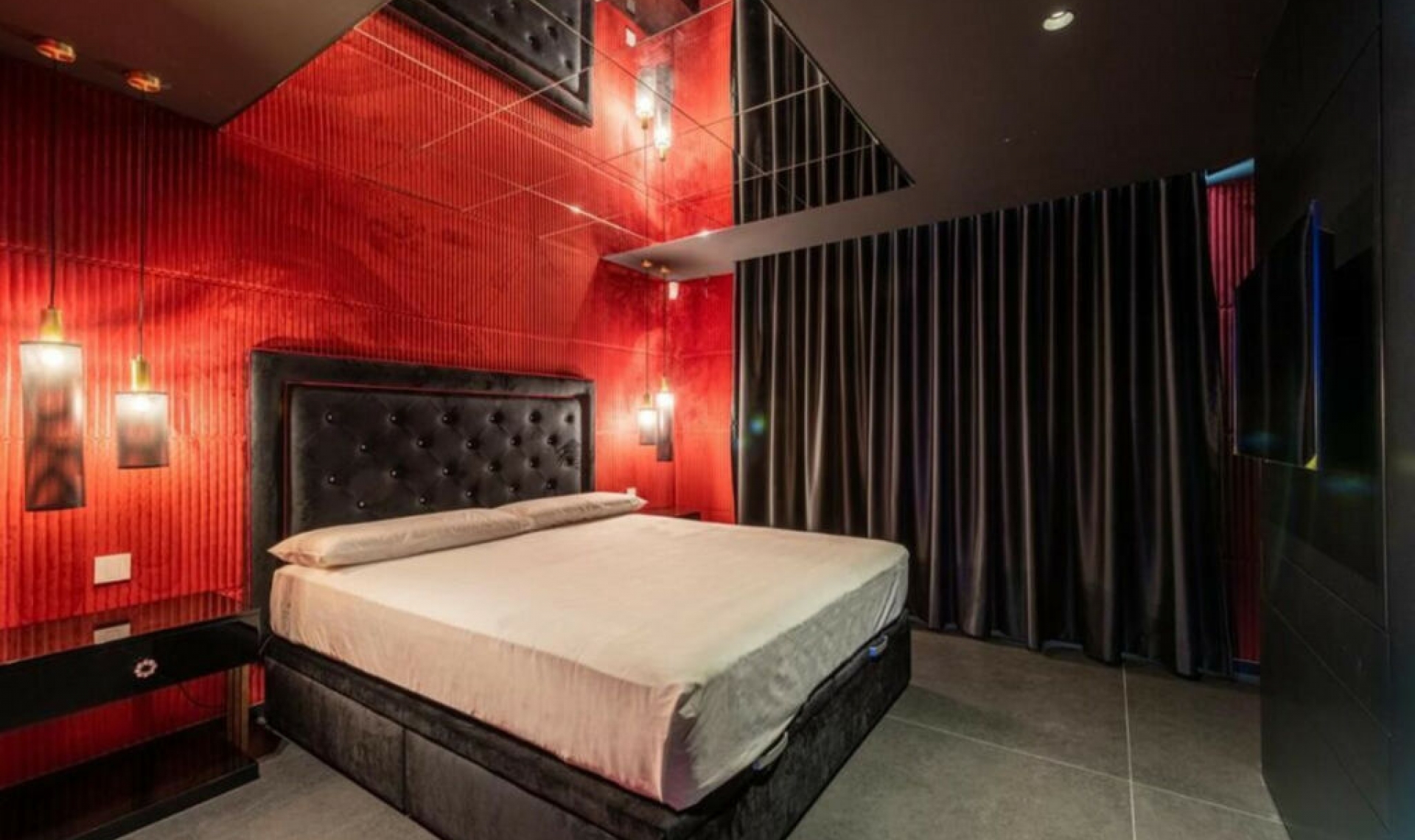 Resale - House -
New Golden Mile