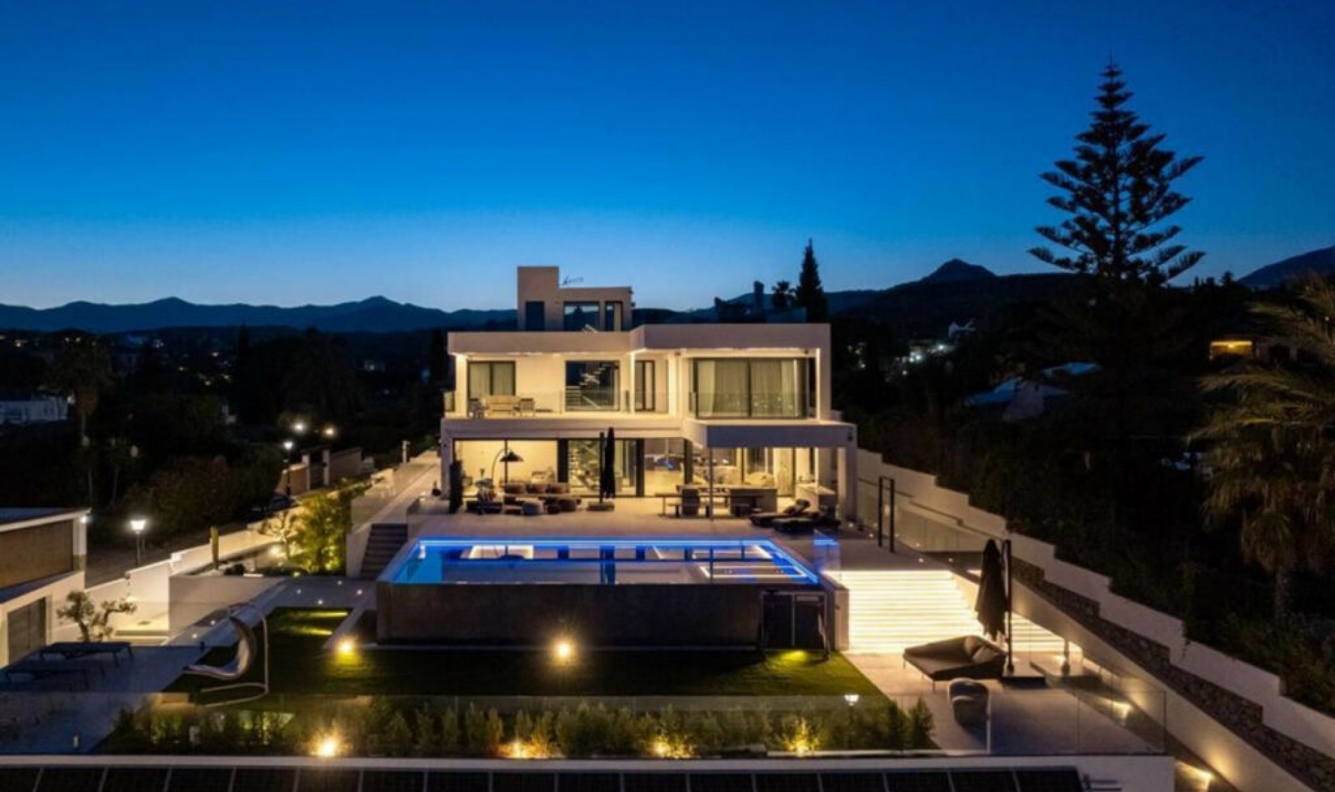 Resale - House -
New Golden Mile