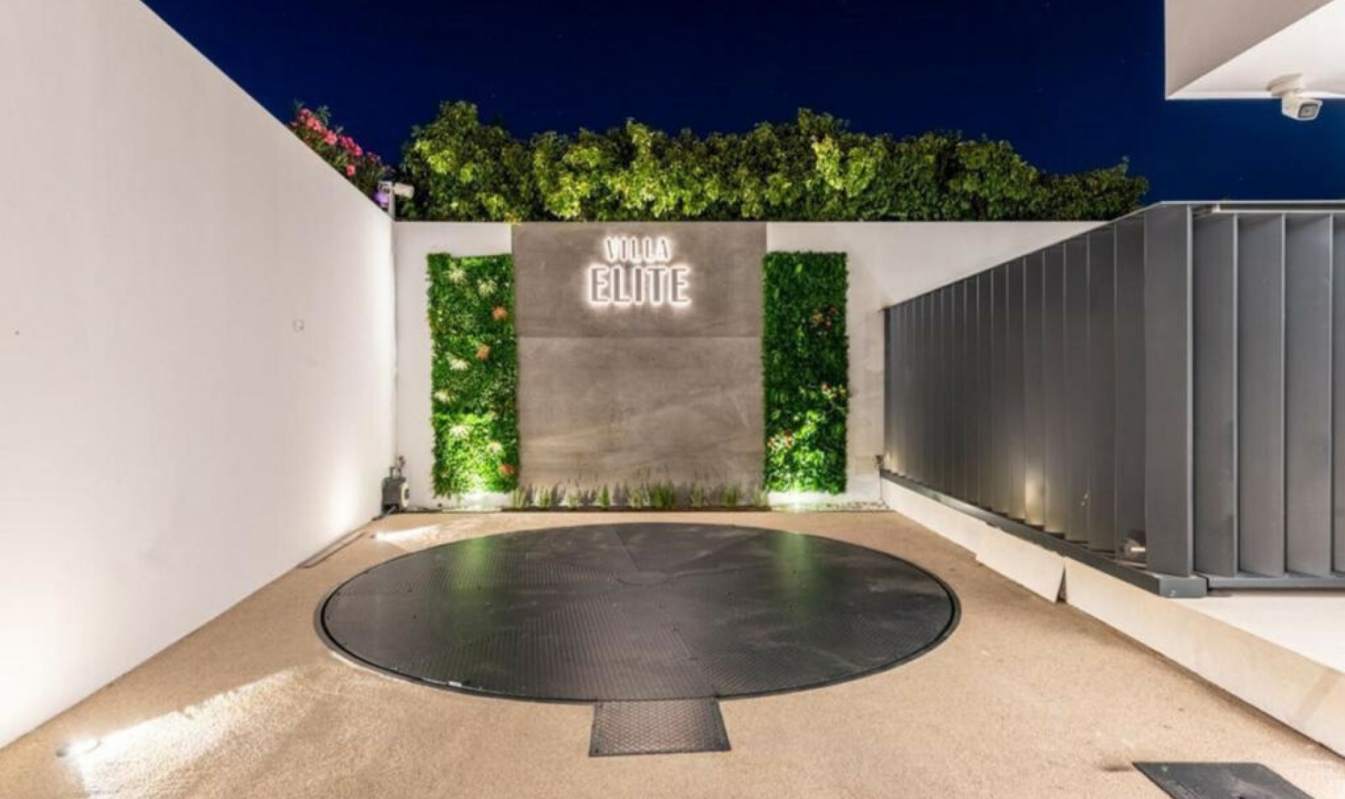 Resale - House -
New Golden Mile