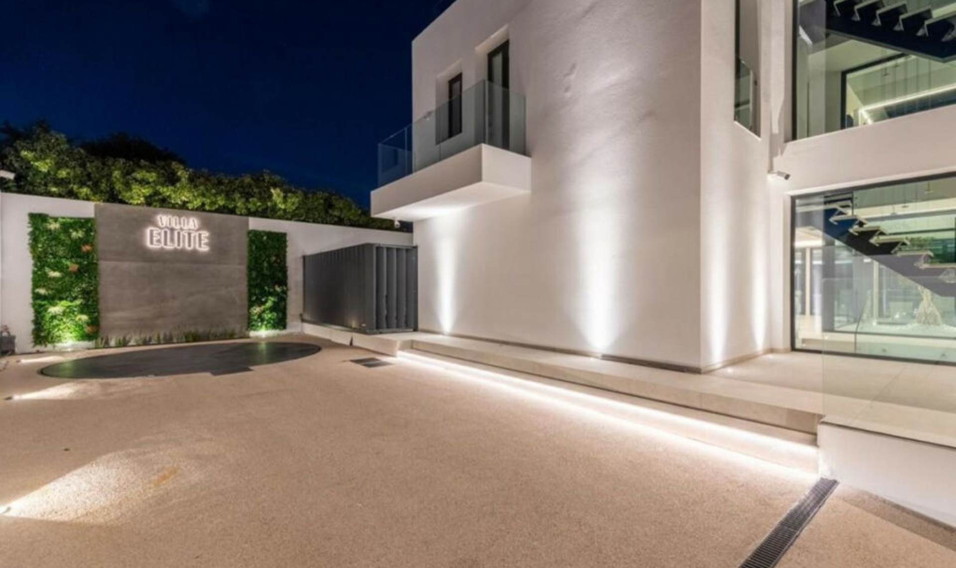 Resale - House -
New Golden Mile