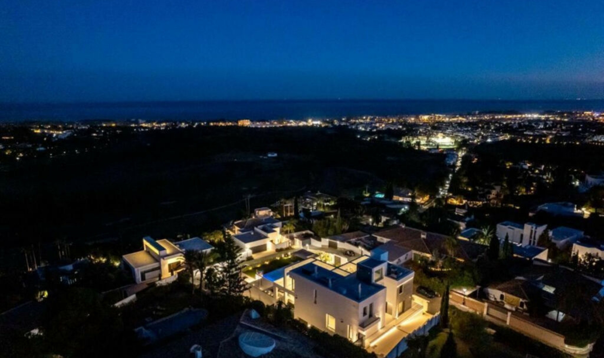 Resale - House -
New Golden Mile