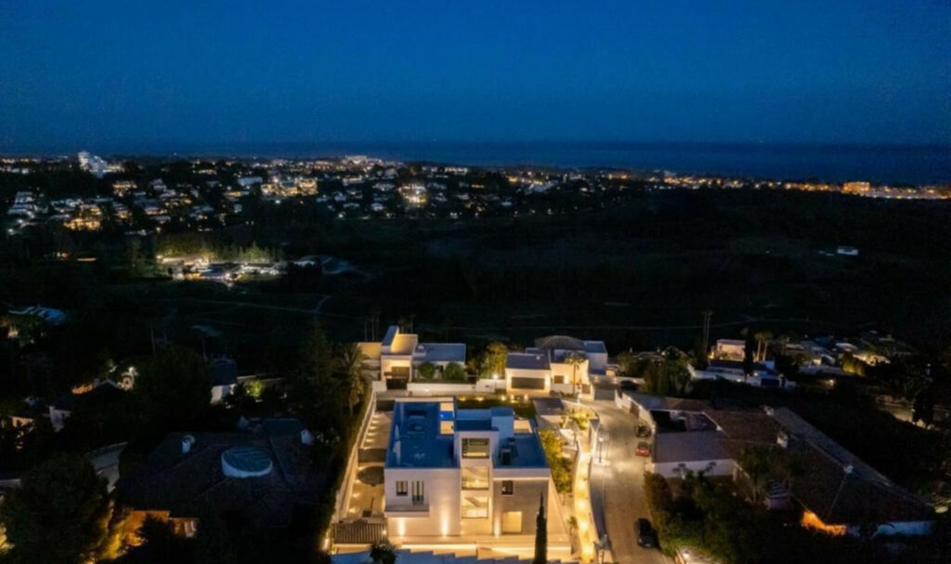 Resale - House -
New Golden Mile