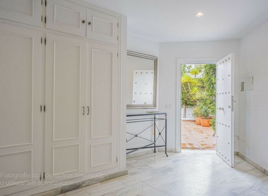 Resale - House -
New Golden Mile