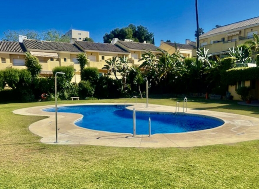 Resale - House -
New Golden Mile