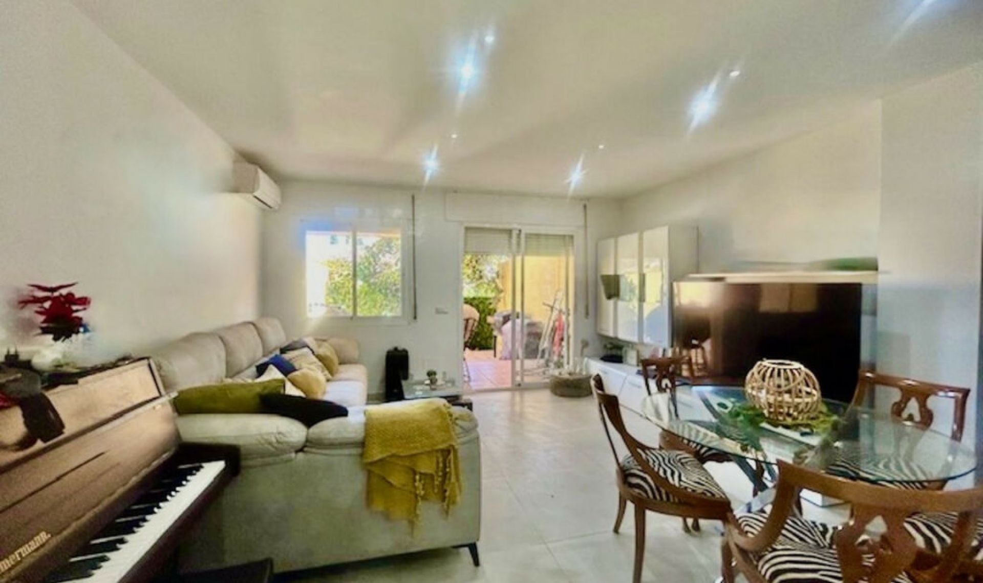 Resale - House -
New Golden Mile
