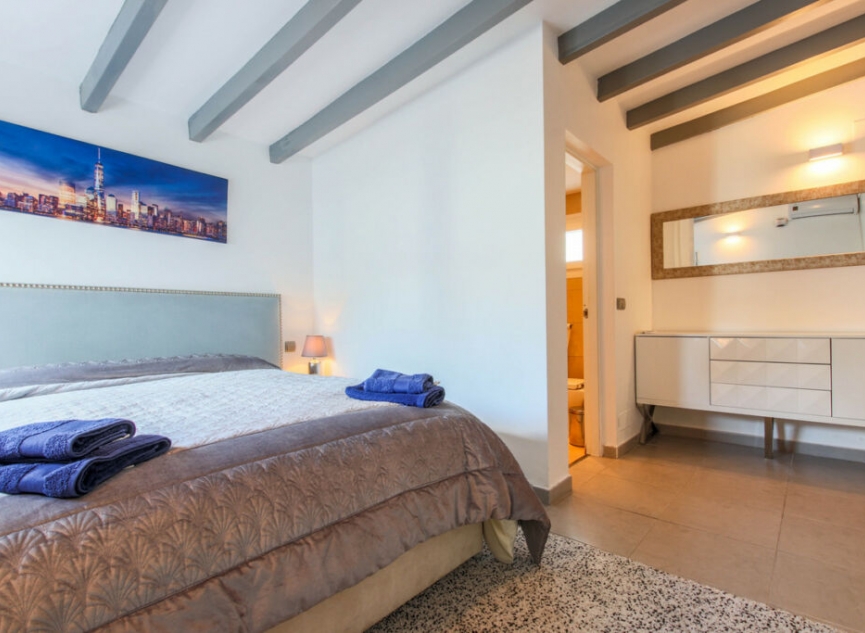 Resale - House -
New Golden Mile