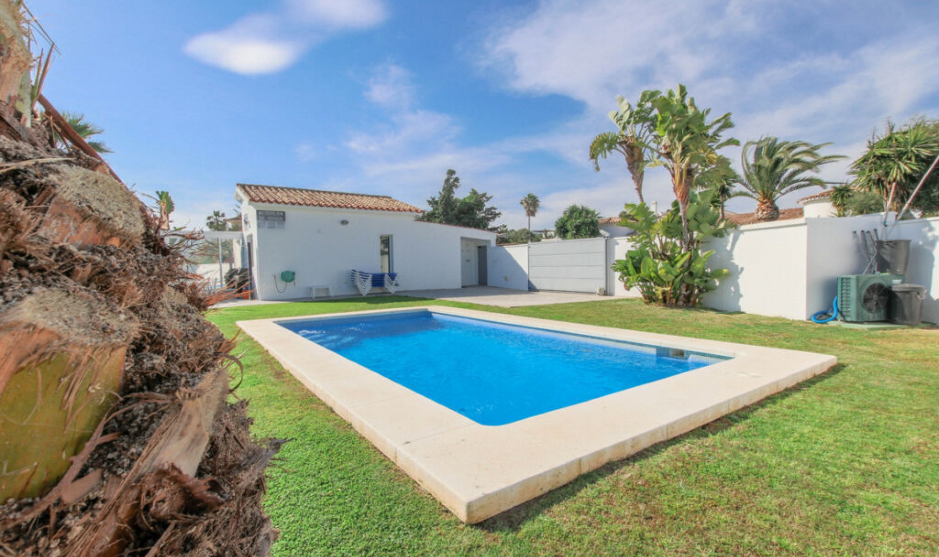 Resale - House -
New Golden Mile