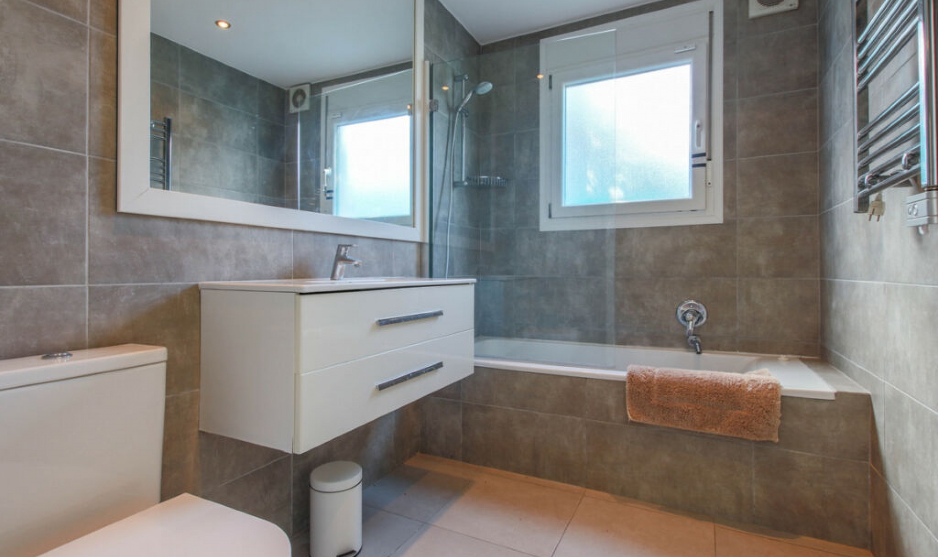 Resale - House -
New Golden Mile