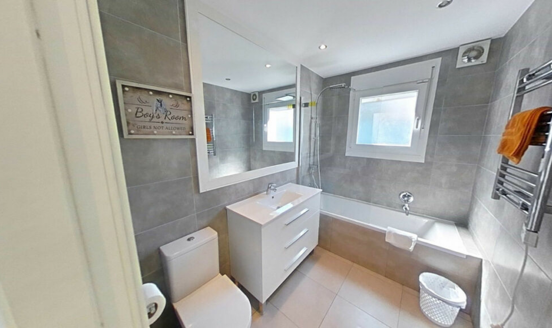 Resale - House -
New Golden Mile