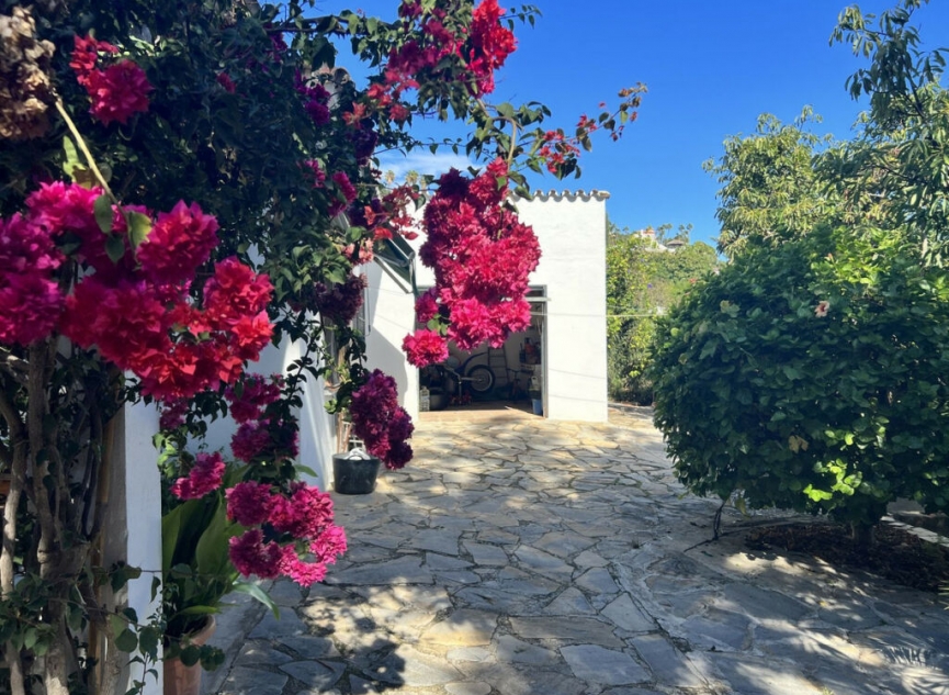 Resale - House -
New Golden Mile