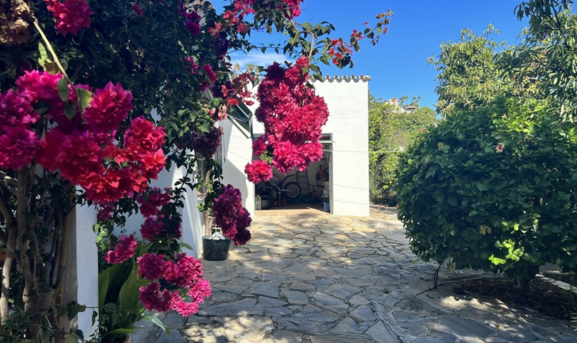 Resale - House -
New Golden Mile