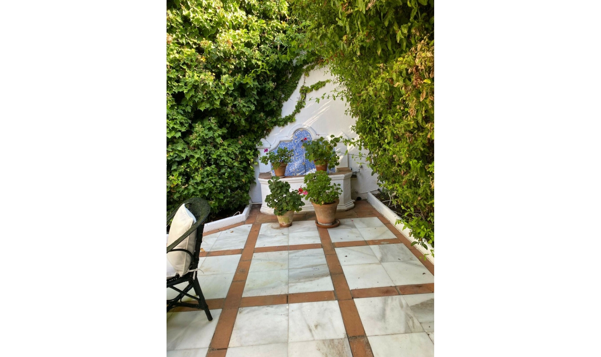 Resale - House -
New Golden Mile