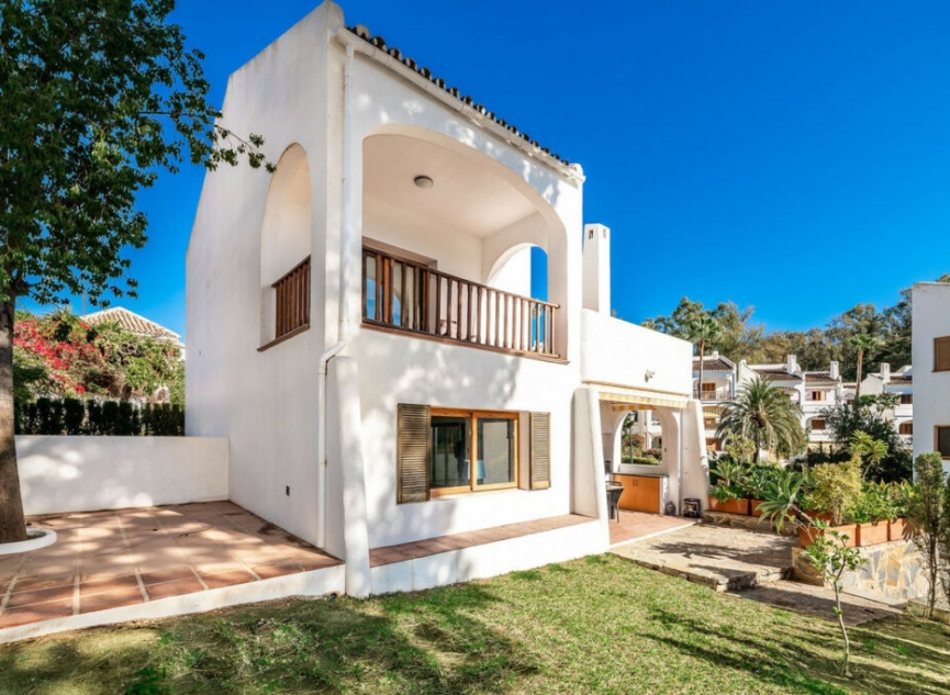 Resale - House -
Nueva Andalucía