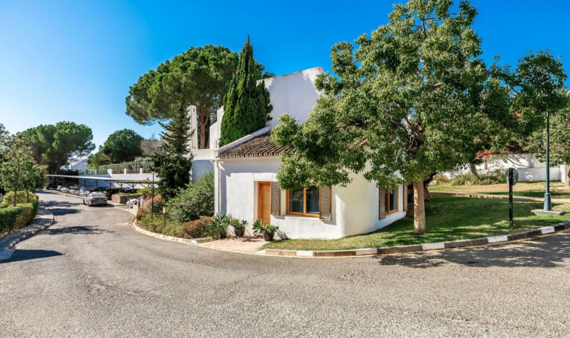 Resale - House -
Nueva Andalucía