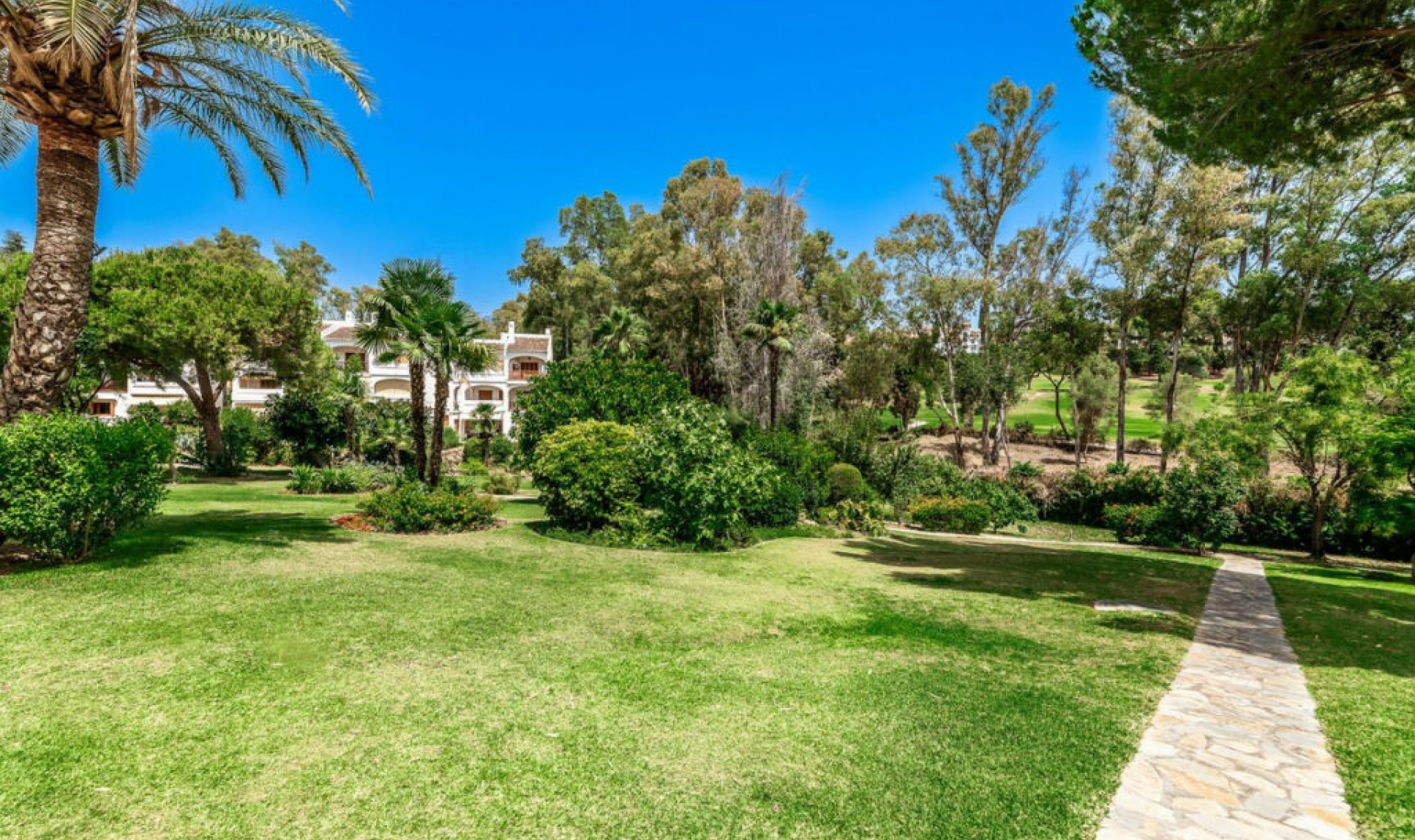 Resale - House -
Nueva Andalucía