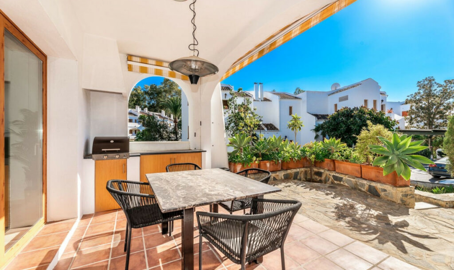 Resale - House -
Nueva Andalucía