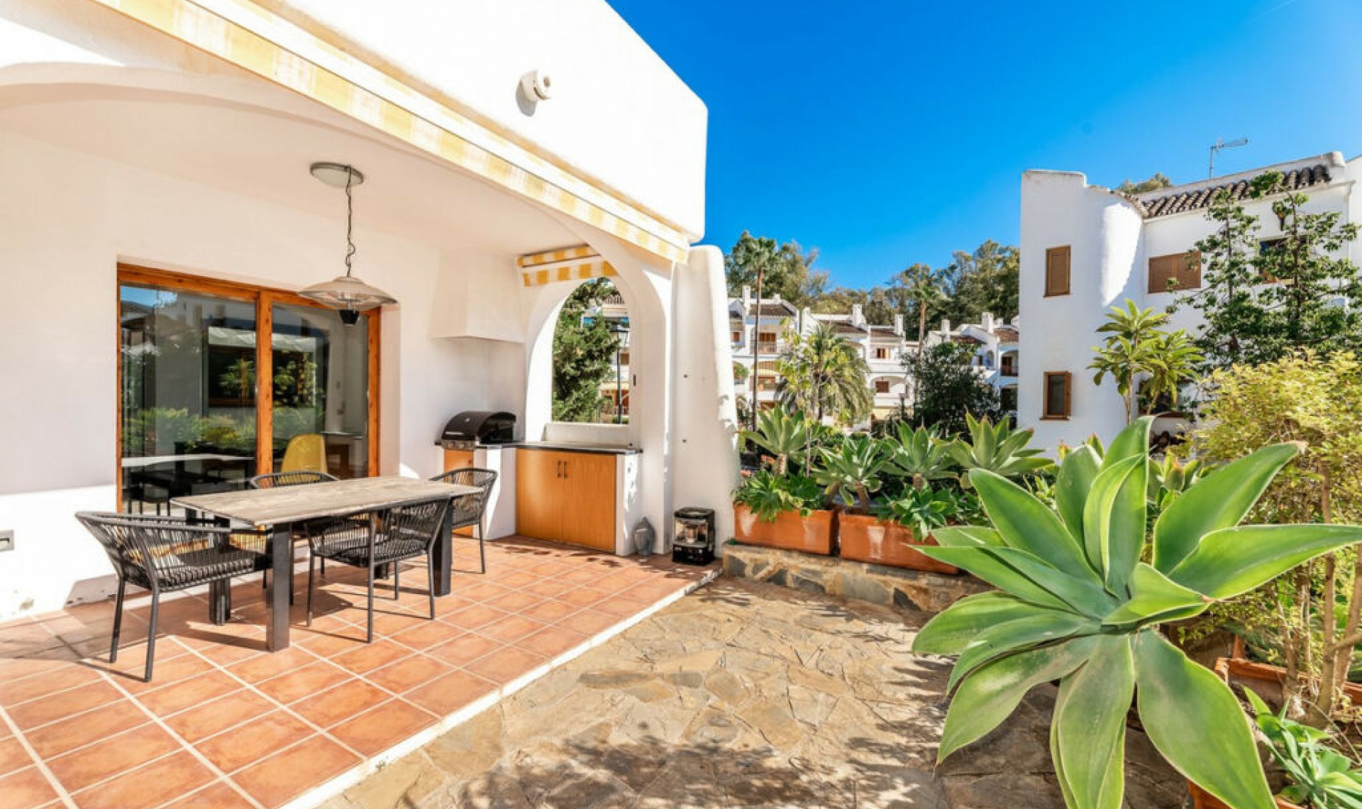 Resale - House -
Nueva Andalucía