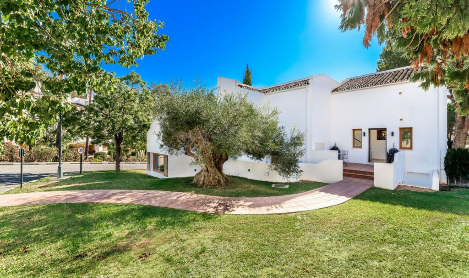 Resale - House -
Nueva Andalucía