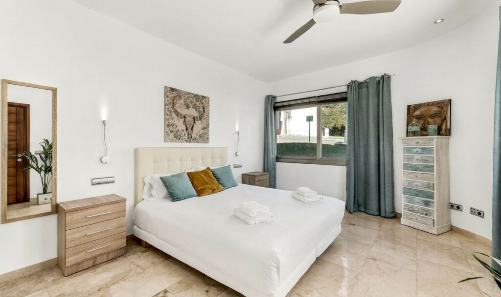 Resale - House -
Nueva Andalucía