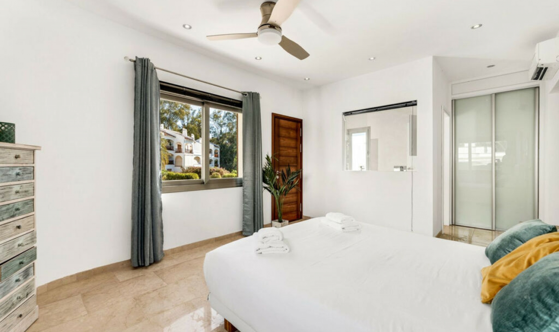 Resale - House -
Nueva Andalucía