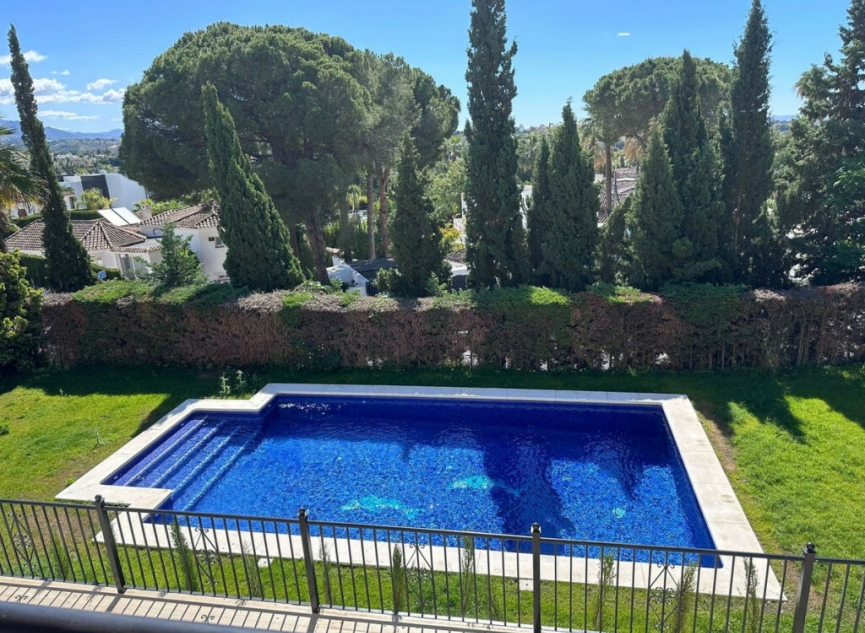 Resale - House -
Nueva Andalucía