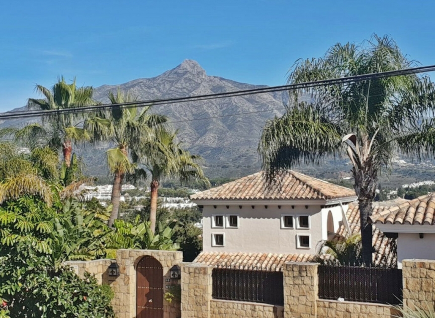 Resale - House -
Nueva Andalucía