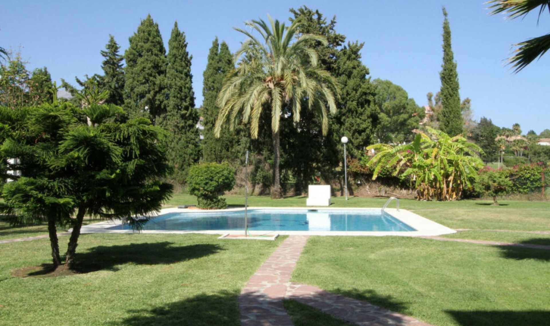 Resale - House -
Nueva Andalucía