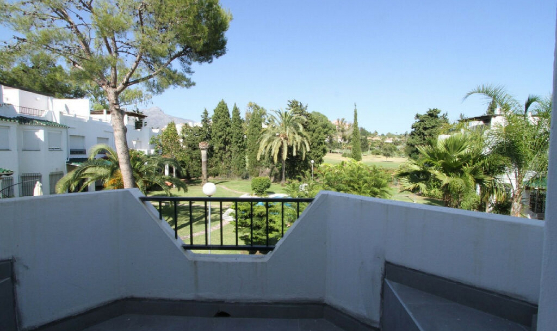 Resale - House -
Nueva Andalucía