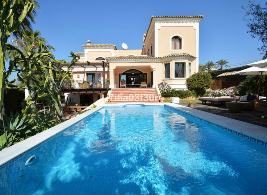 Resale - House -
Nueva Andalucía