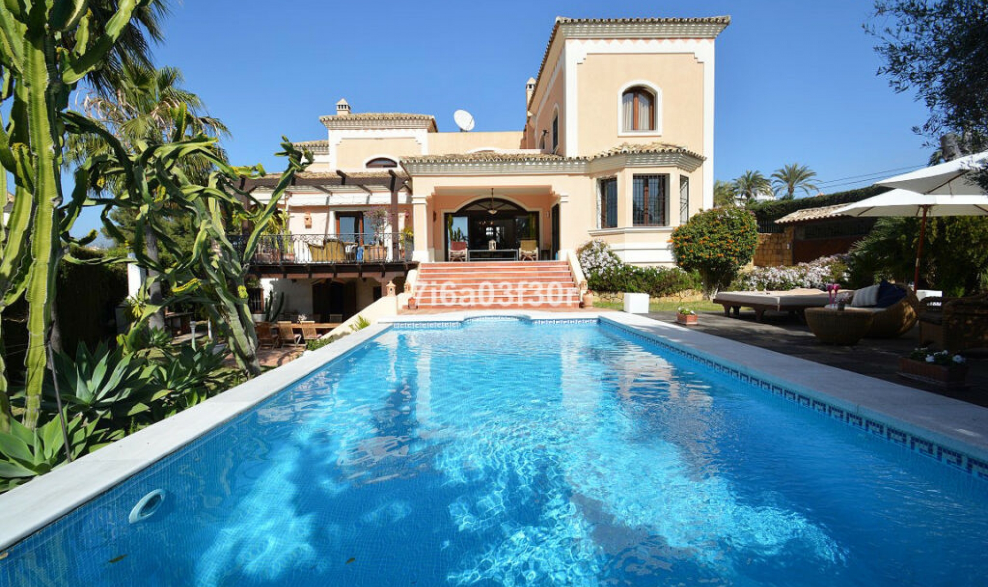 Resale - House -
Nueva Andalucía
