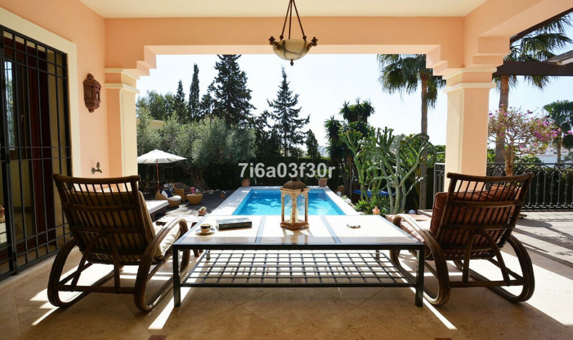 Resale - House -
Nueva Andalucía
