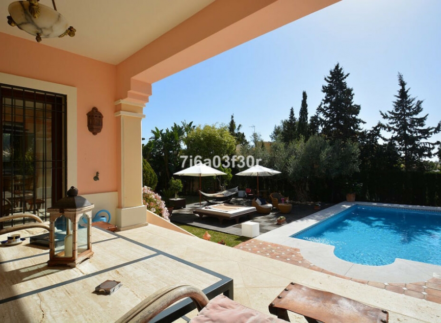 Resale - House -
Nueva Andalucía
