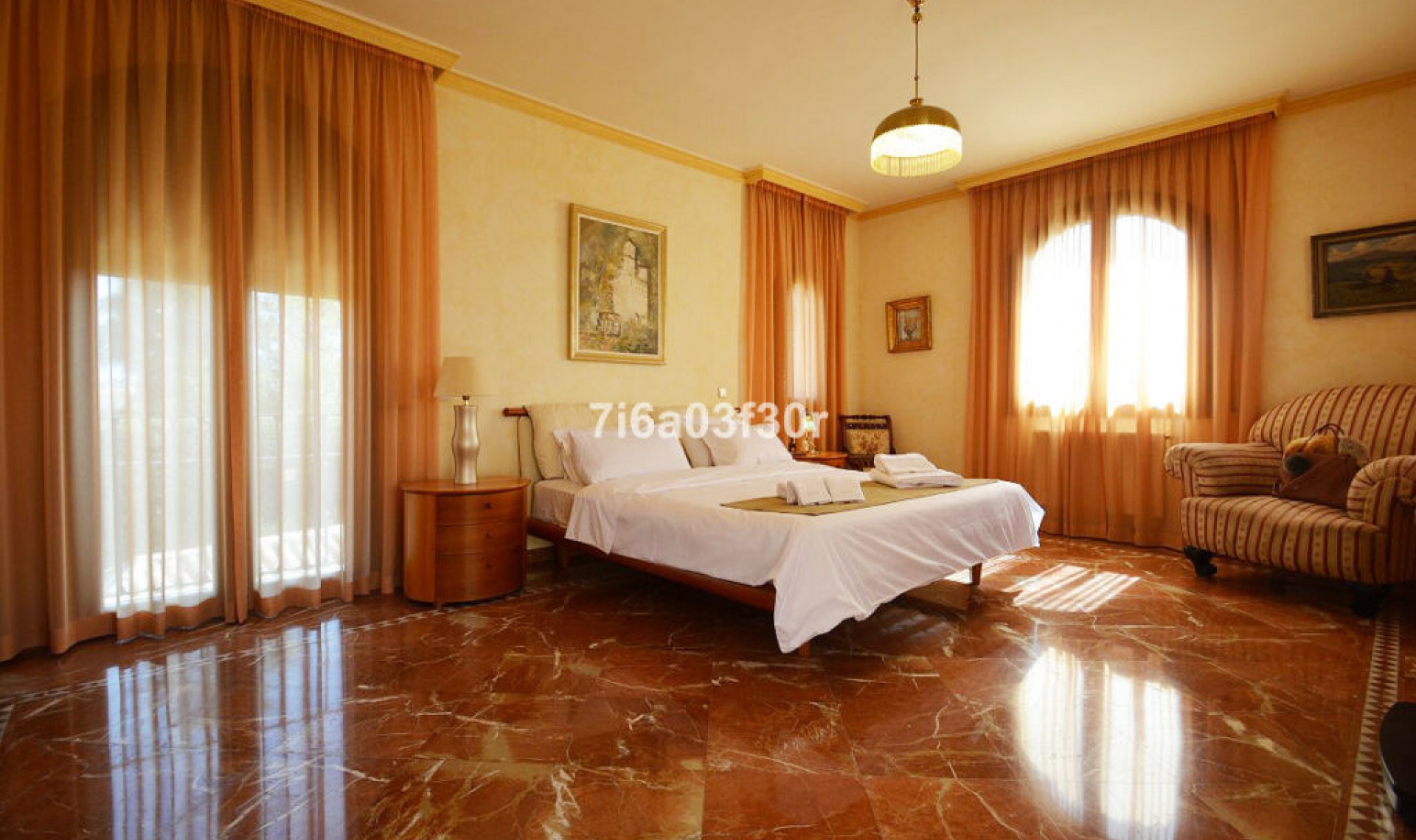 Resale - House -
Nueva Andalucía