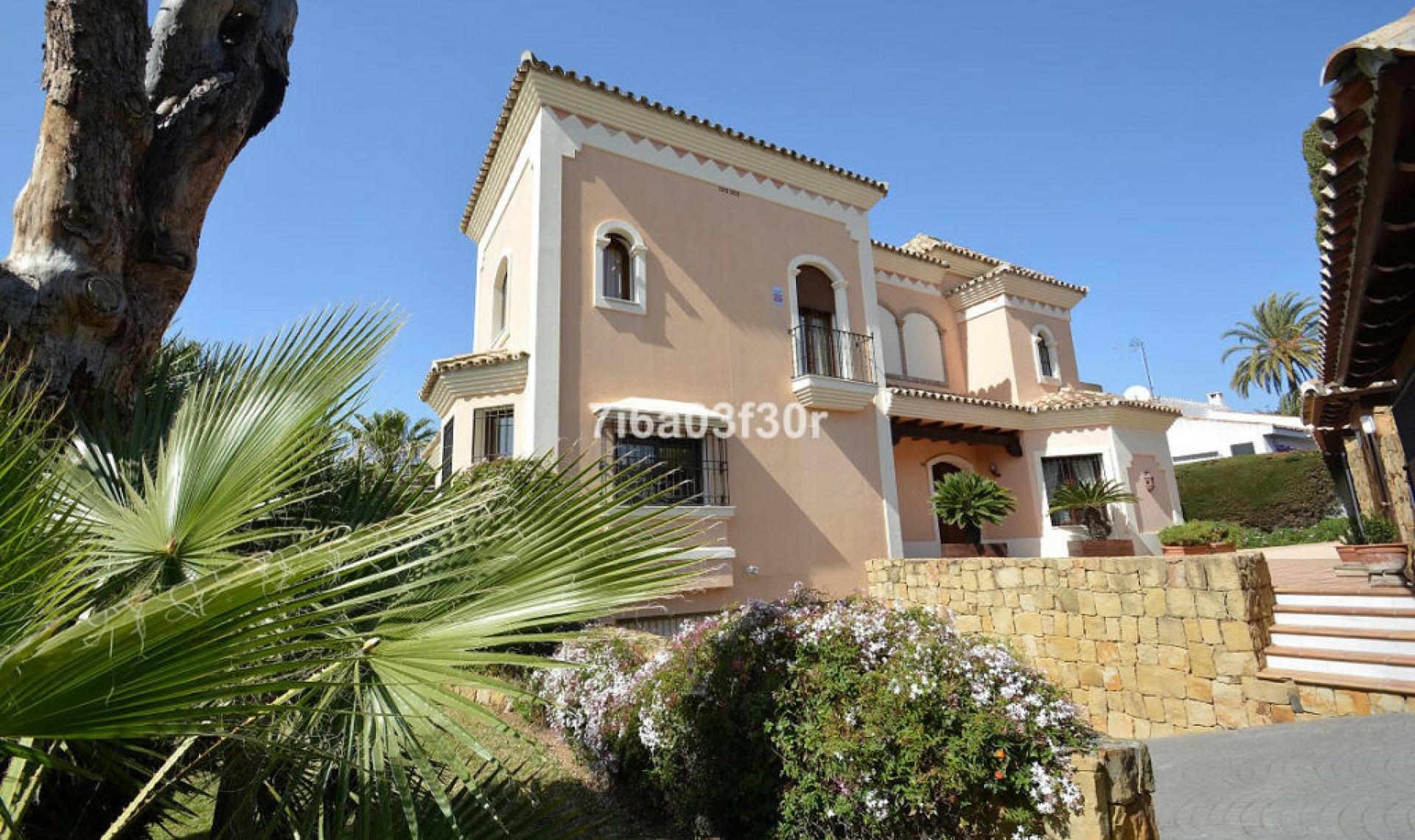 Resale - House -
Nueva Andalucía