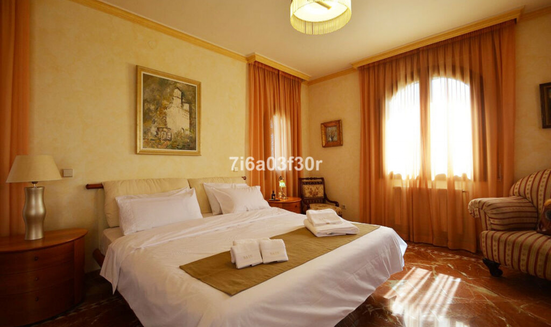 Resale - House -
Nueva Andalucía