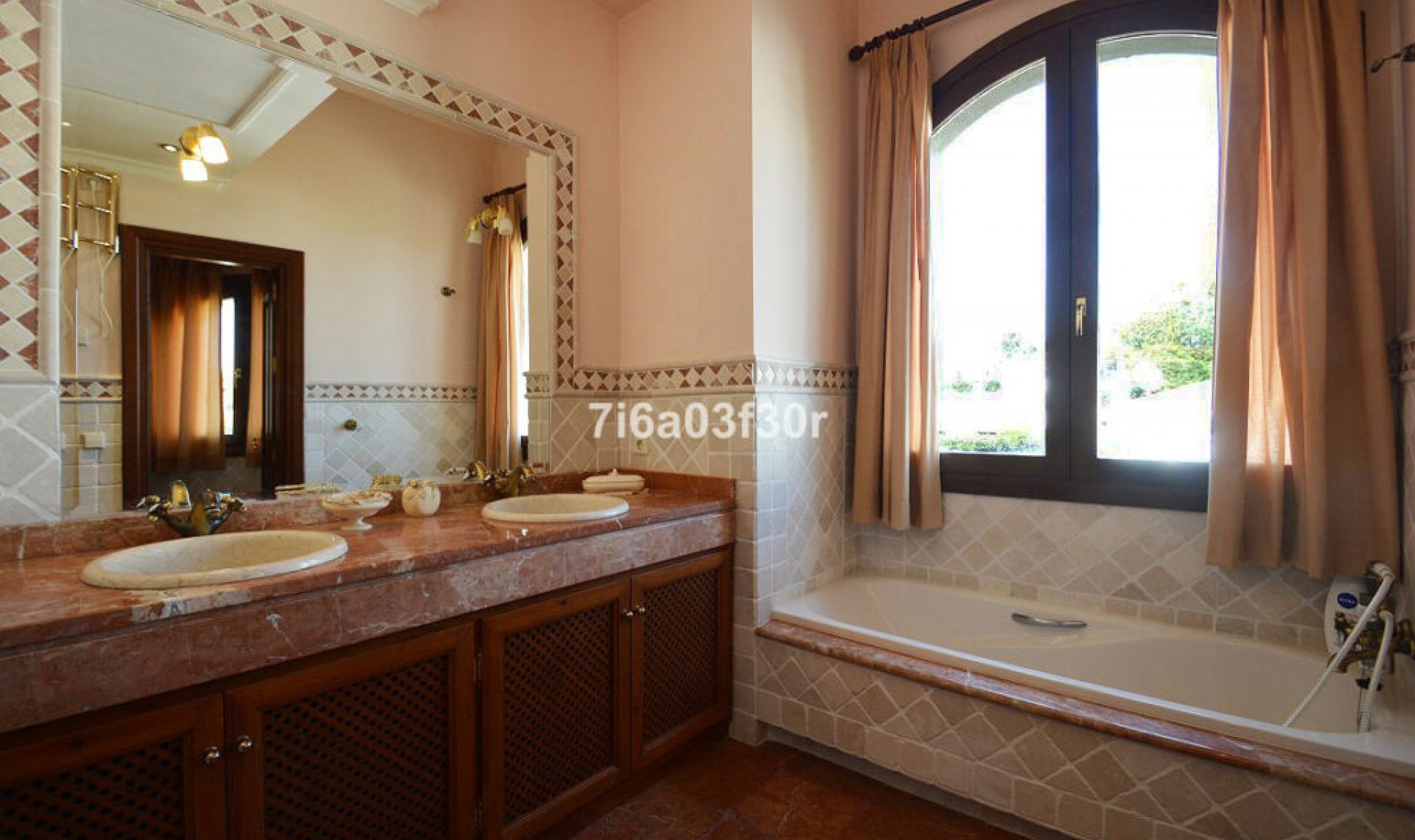 Resale - House -
Nueva Andalucía