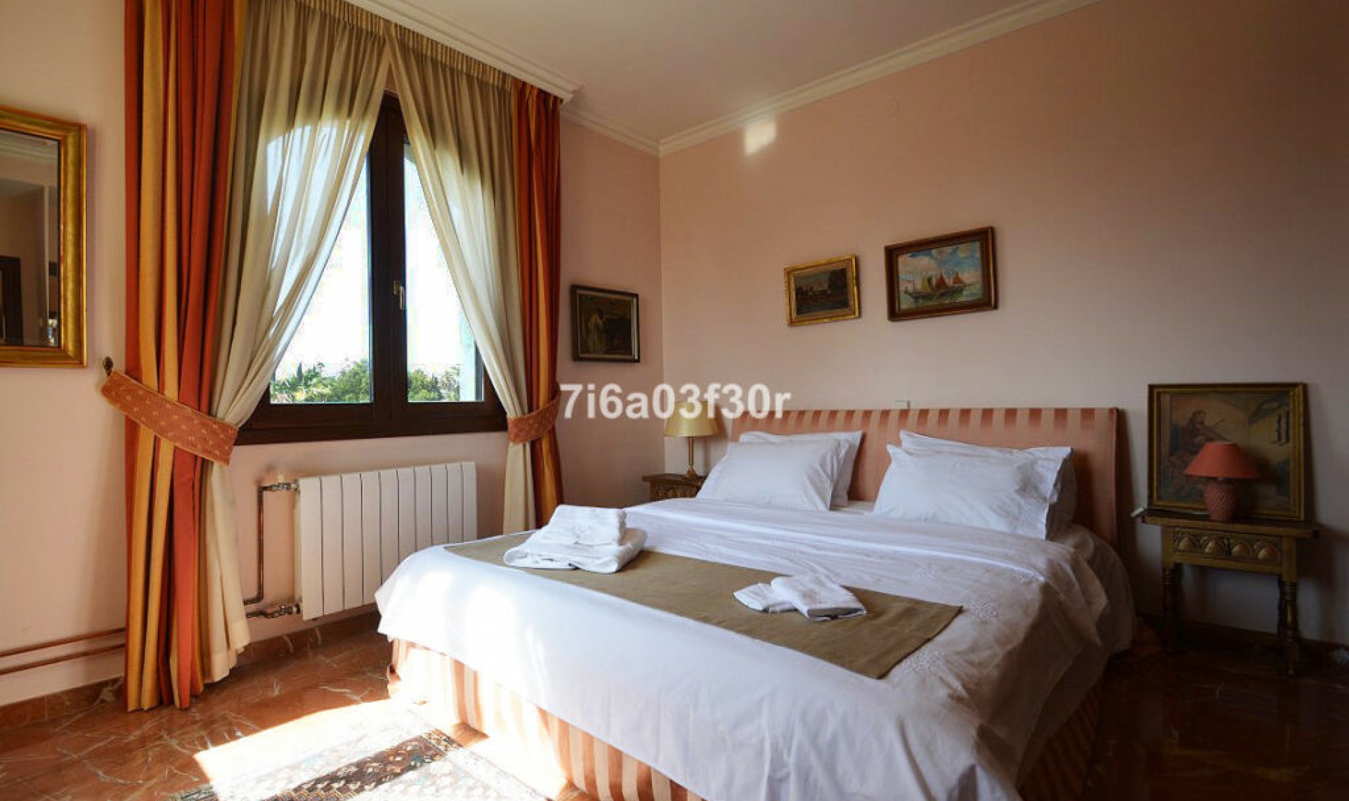 Resale - House -
Nueva Andalucía