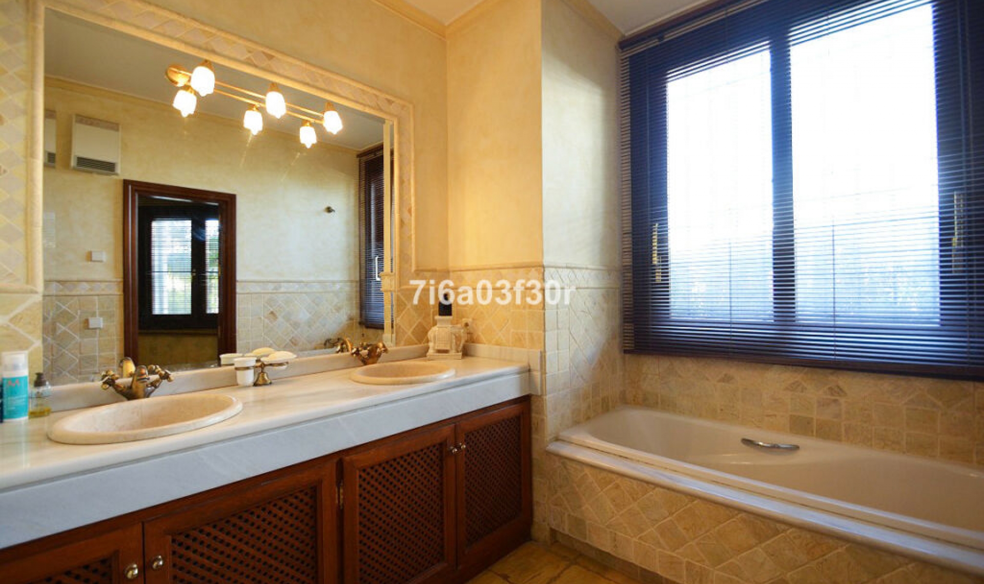 Resale - House -
Nueva Andalucía