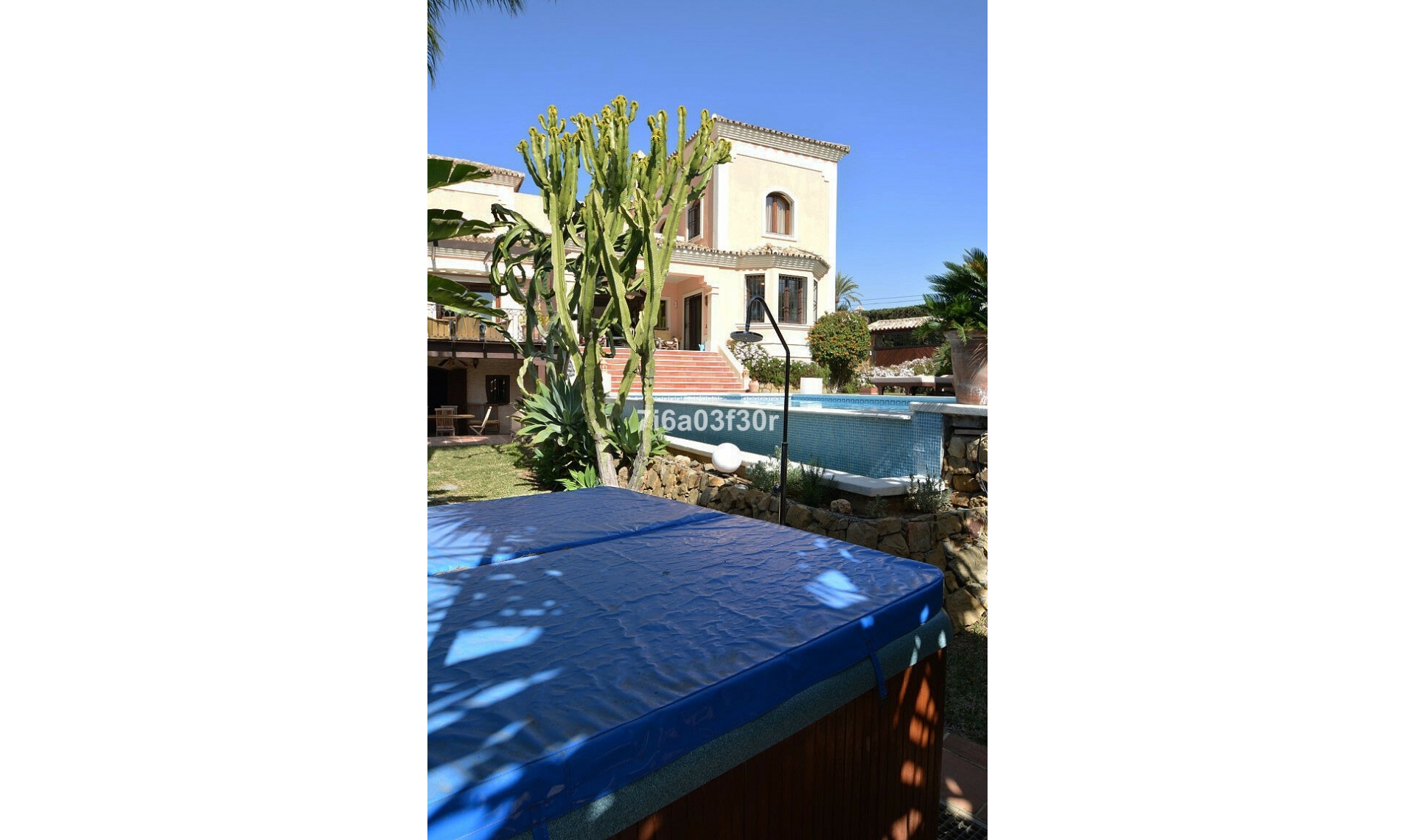 Resale - House -
Nueva Andalucía