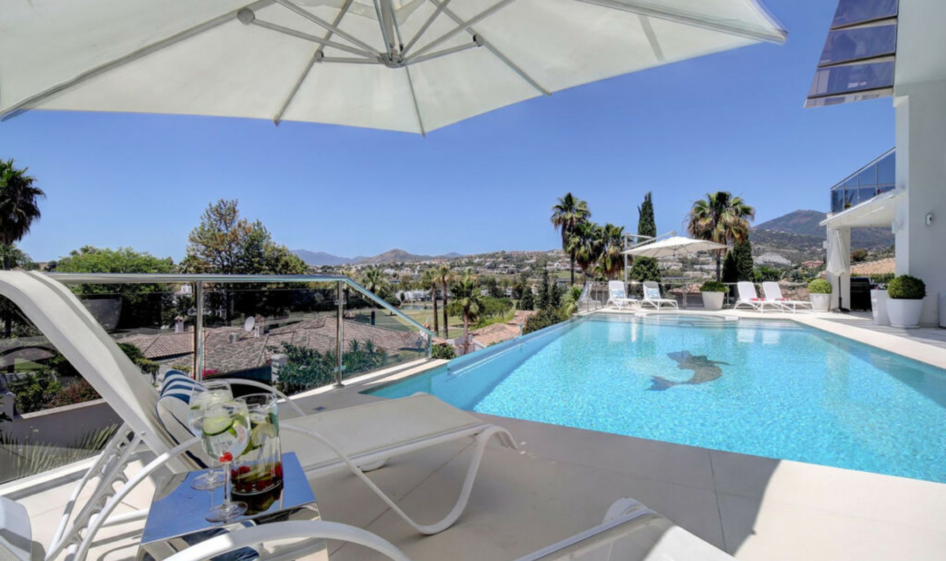 Resale - House -
Nueva Andalucía