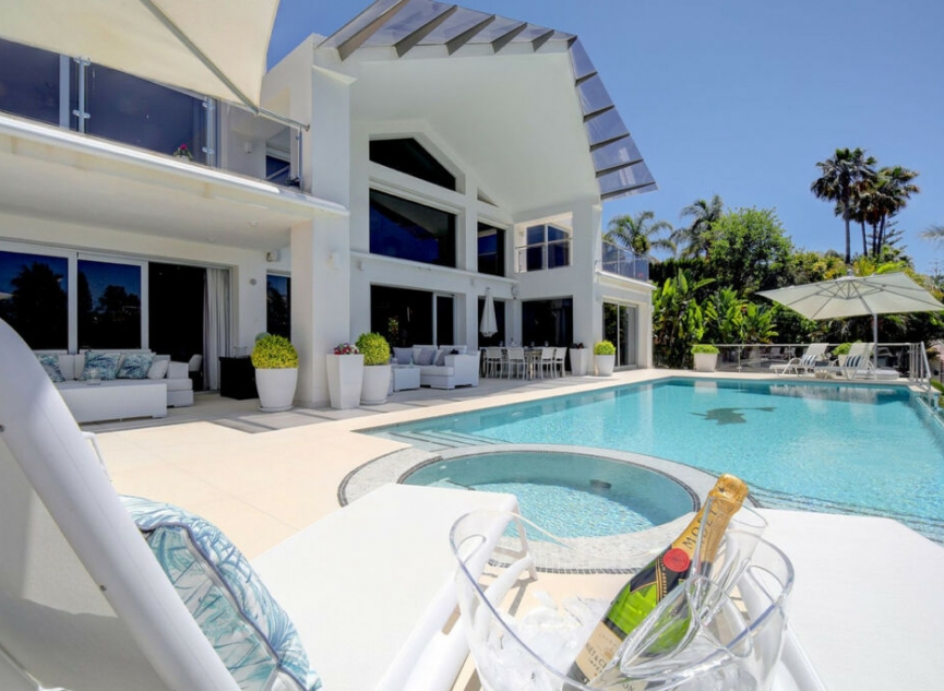 Resale - House -
Nueva Andalucía