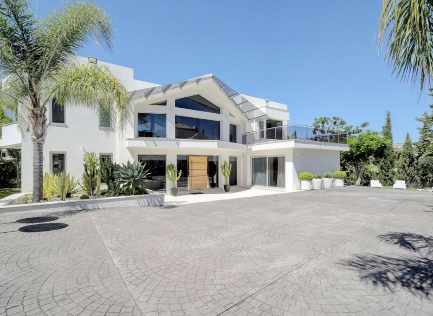 Resale - House -
Nueva Andalucía