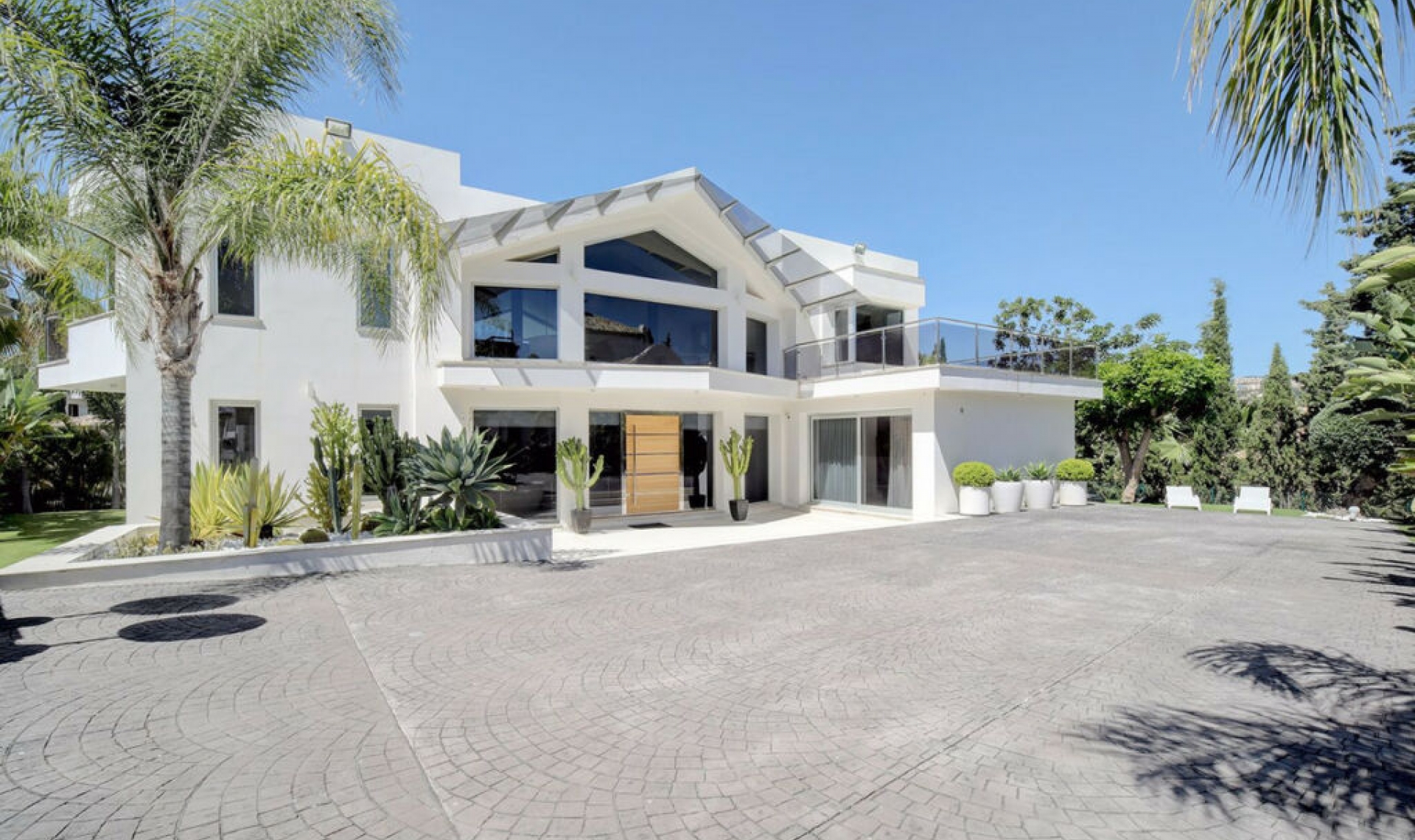 Resale - House -
Nueva Andalucía