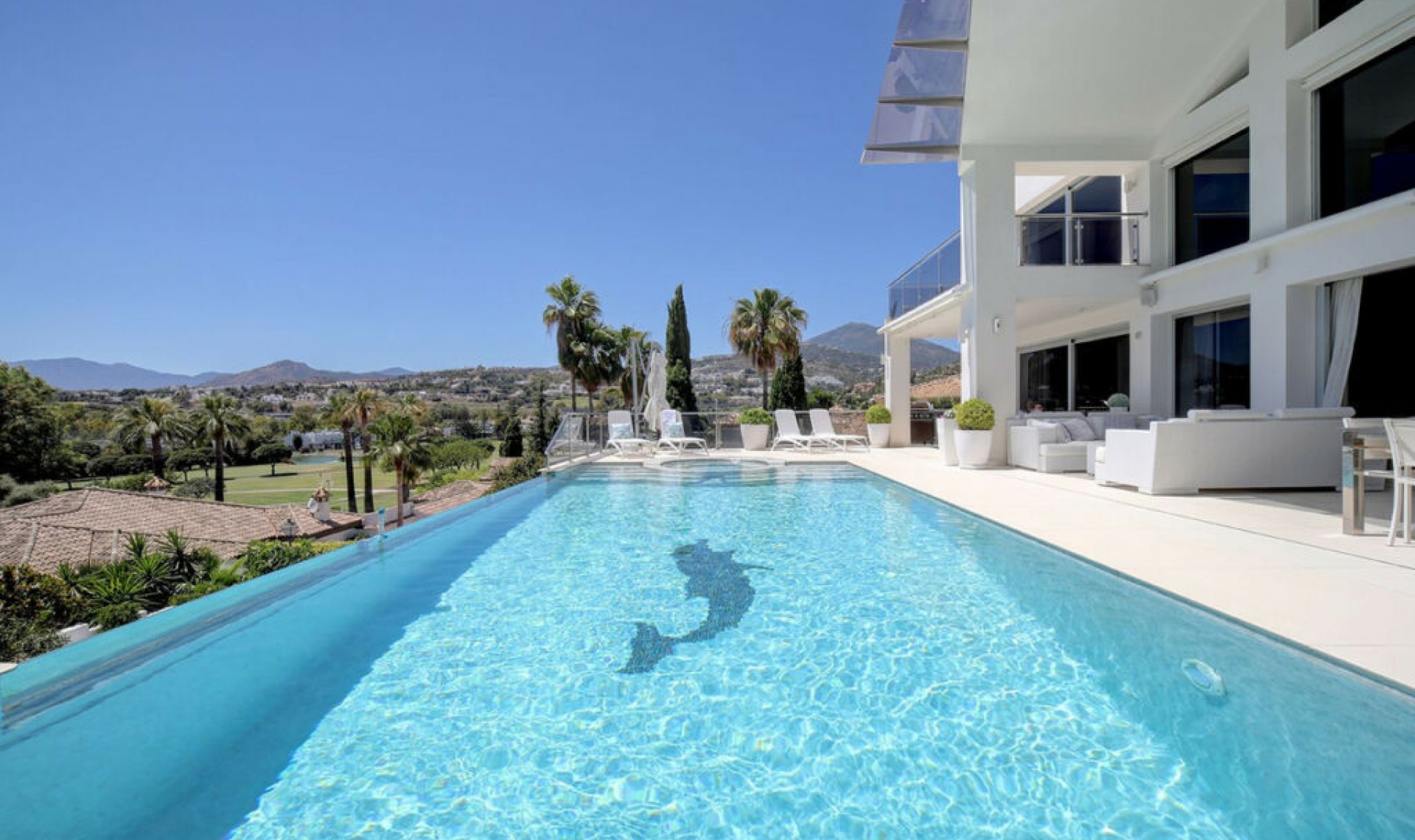 Resale - House -
Nueva Andalucía