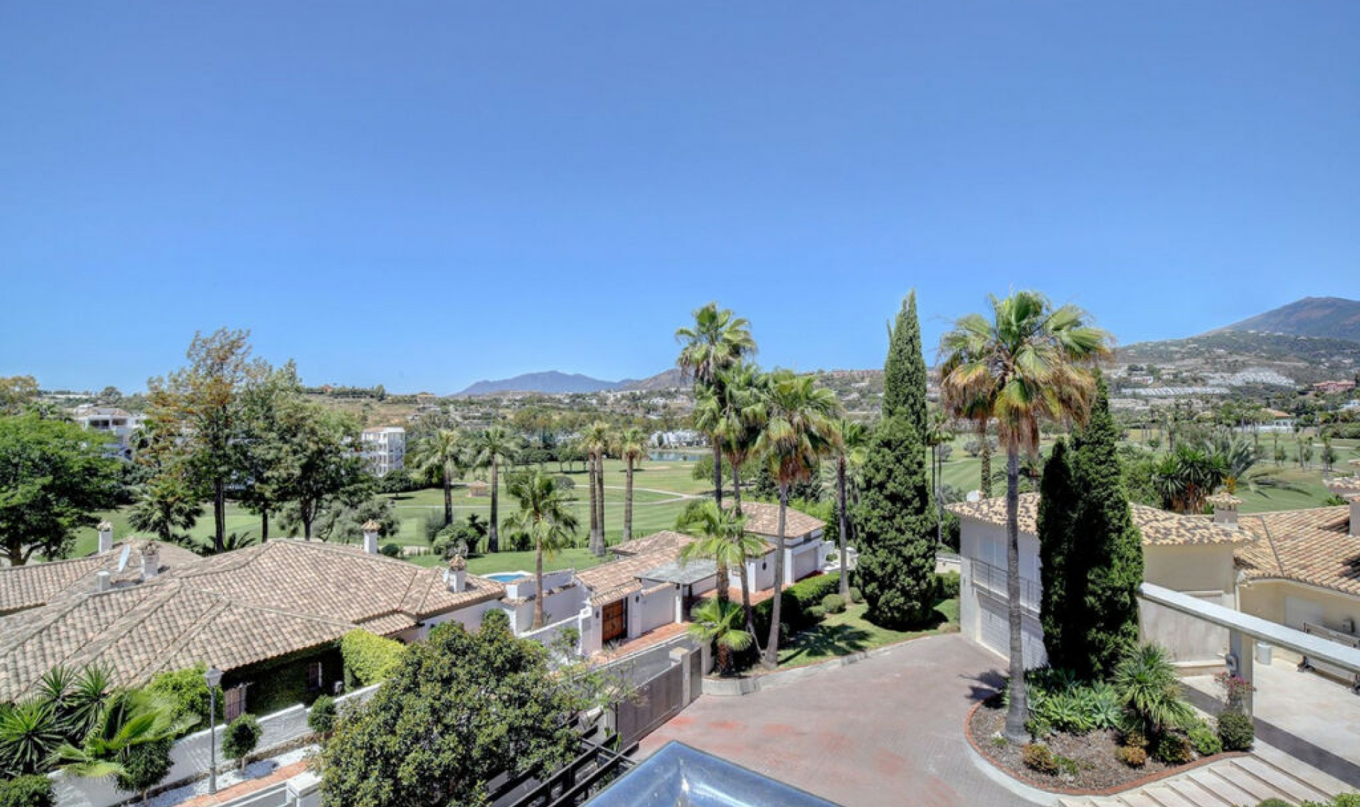 Resale - House -
Nueva Andalucía