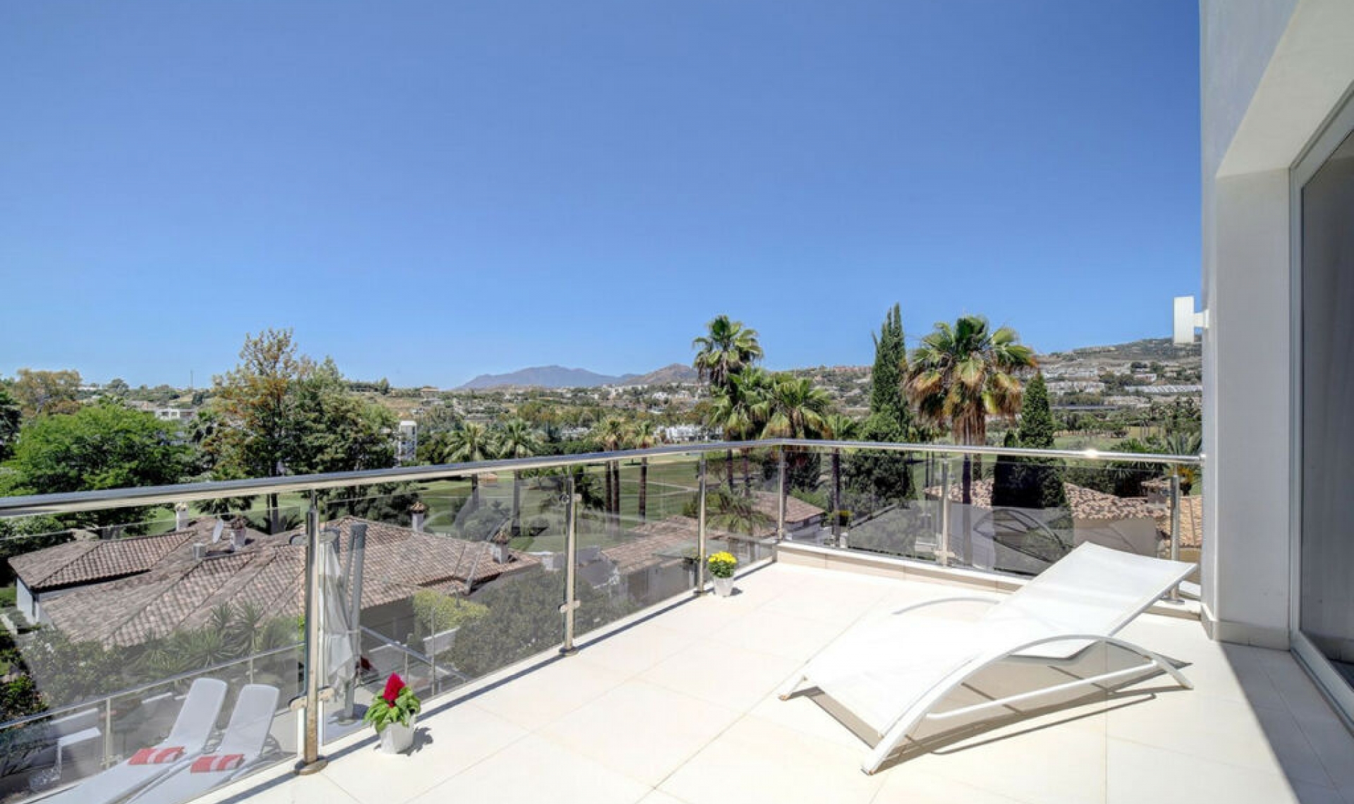 Resale - House -
Nueva Andalucía