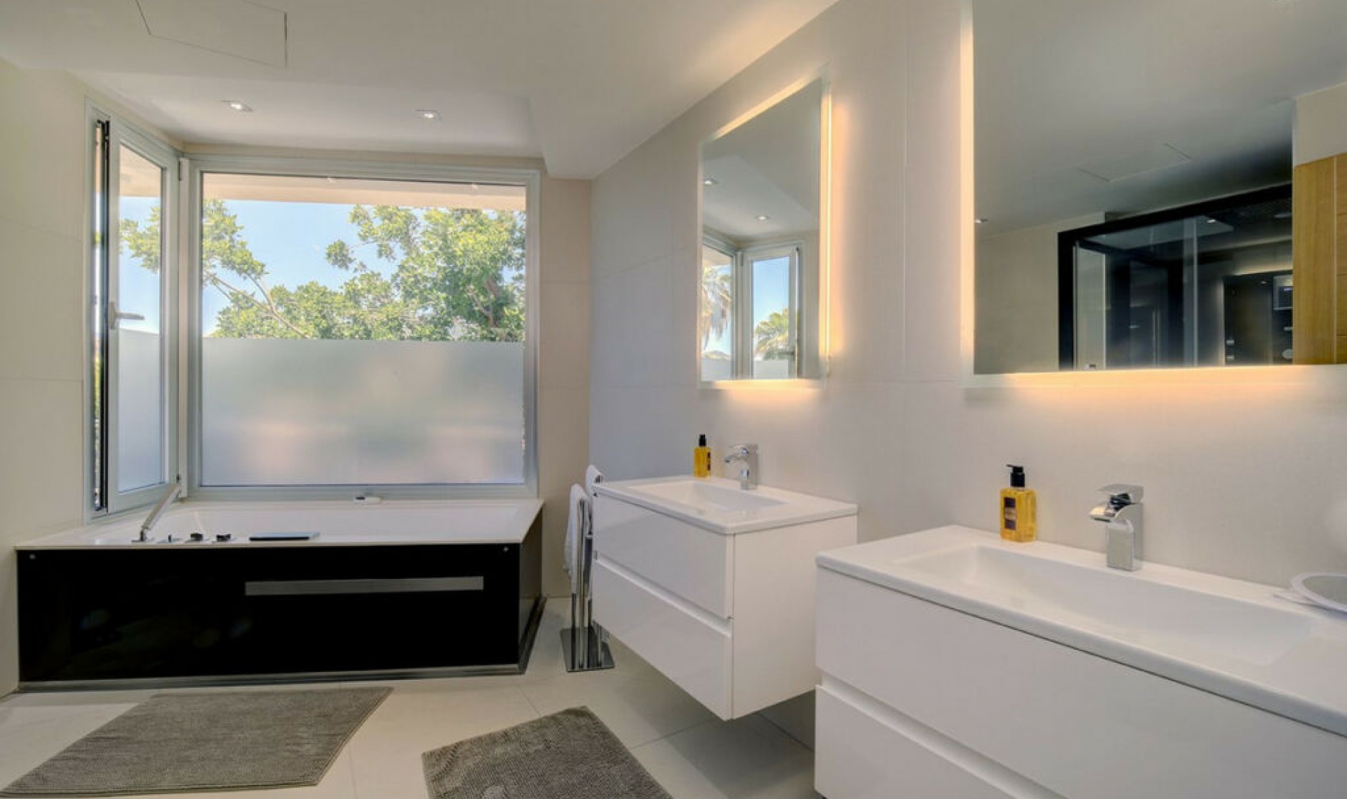 Resale - House -
Nueva Andalucía
