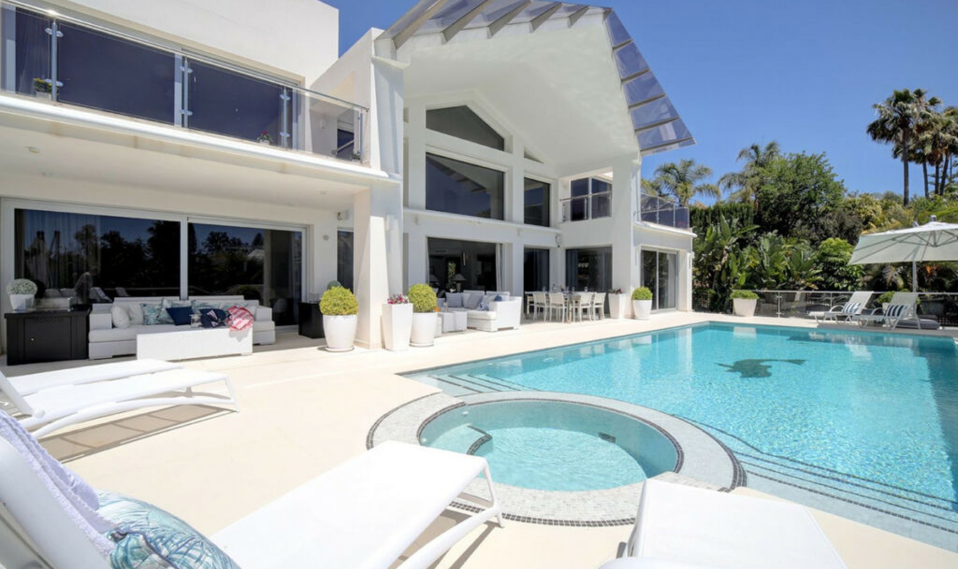 Resale - House -
Nueva Andalucía